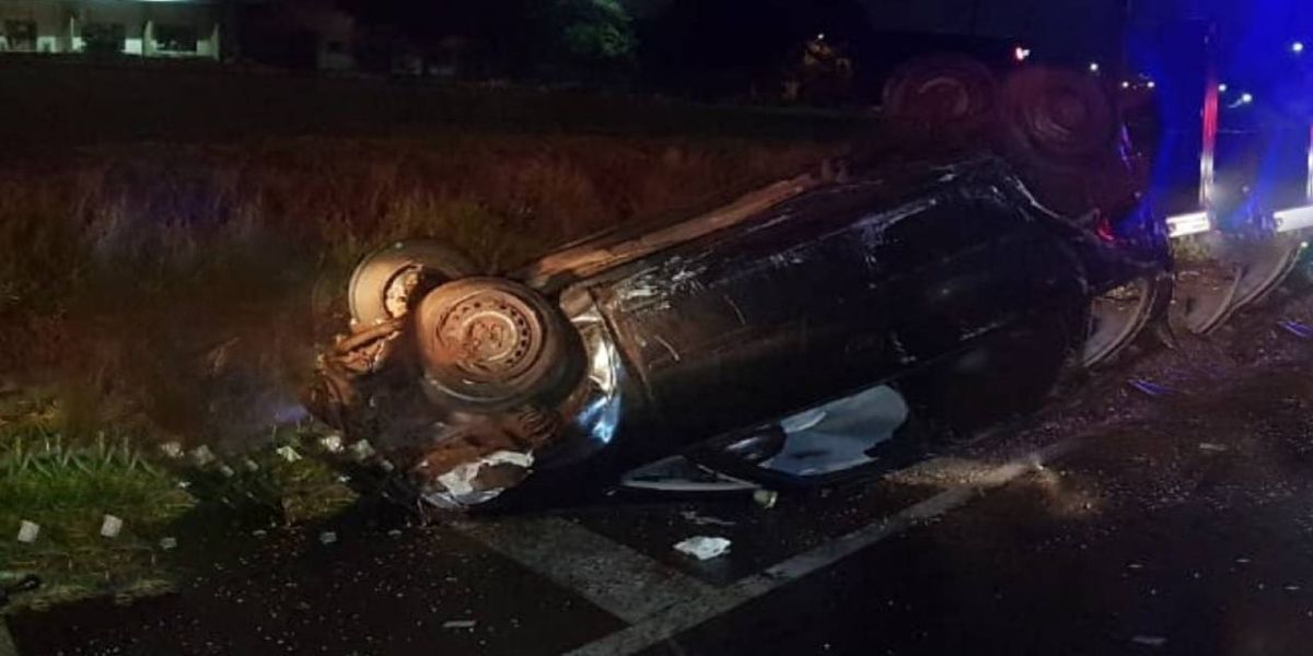 Capotamento deixa duas pessoas feridas na BR-369 nas proximidades do Núcleo Industrial de Cascavel