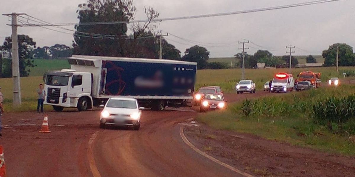 Grave colisão entre caminhão e Prisma é registrada na rodovia PR-573, em Corbélia