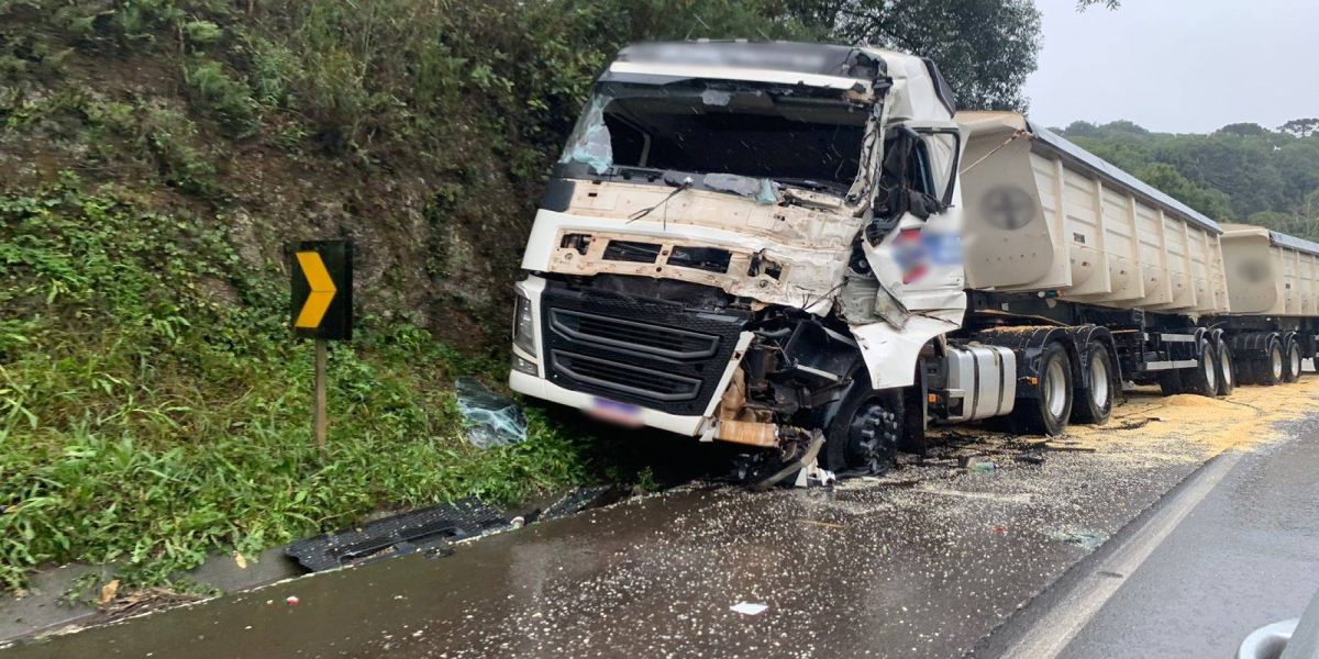 Colisão frontal entre caminhões interdita BR-277 em Guarapuava