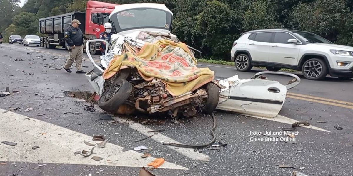 Quatro pessoas morrem após violenta colisão entre carro e carreta na PRc-280
