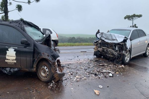 Imagem referente a notícia: Duas pessoas morrem em colisão frontal na BR-373, em Candói
