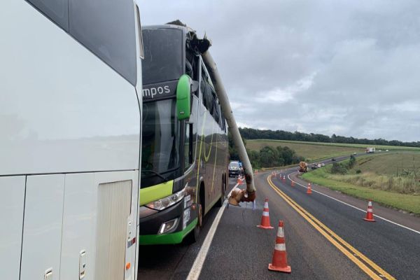 Imagem referente a notícia: Três pessoas ficam feridas após peça de caminhão atingir ônibus na BR-277 em Cascavel