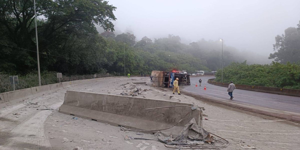 Caminhão carregado com cimento tomba na BR 277 em Matelândia, causando bloqueio no trânsito