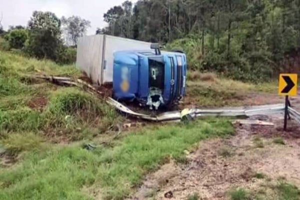 Caminhão que saiu de Cascavel tomba na PR-170 em Pinhão e carga é saqueada por populares