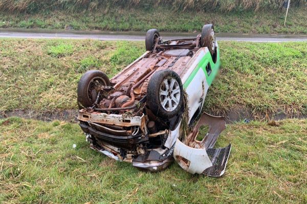 Jovem de 26 anos fica ferido em capotamento na BR-467, em Cascavel