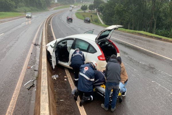 Carro colide contra mureta de proteção na rodovia PRc-467 em Cascavel