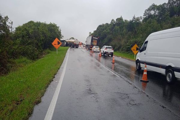 Acidente com caminhão carregado de combustível interdita parte da BR 277 em Balsa Nova