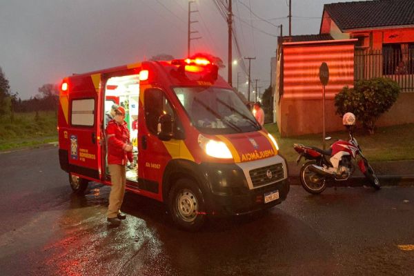 Colisão entre moto e bicicleta deixa uma pessoa ferida no Bairro Periolo