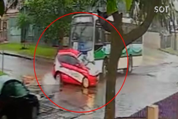 Mulher fica ferida após colisão entre ônibus e dois carros no Bairro Santa Cruz