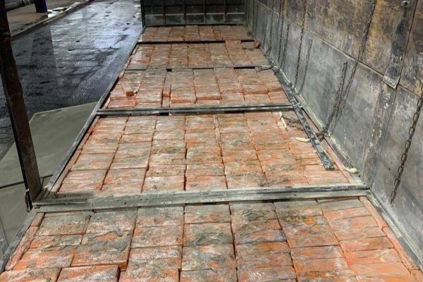 Imagem referente a notícia: Receita Federal apreende caminhão carregado com quase 2 toneladas de maconha na Ponte da Amizade