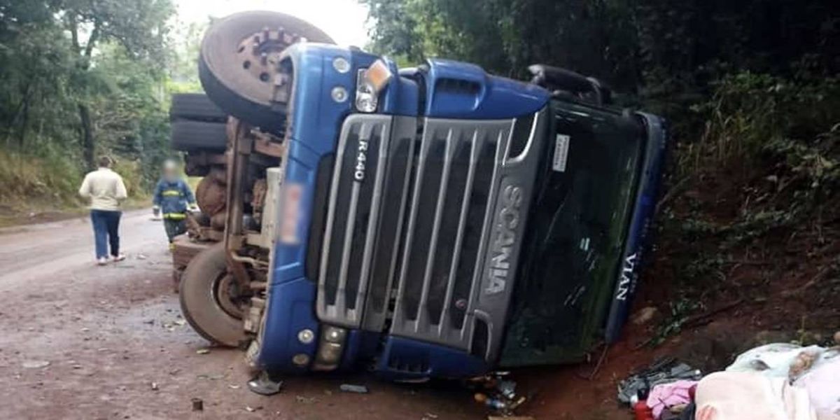 Caminhão tomba na PR-574 entre Cafelândia e Nossa Senhora da Penha