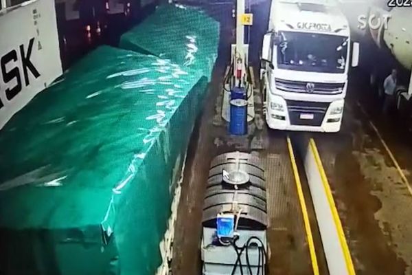 Carreta bitrem tomba em posto de combustíveis em Cascavel