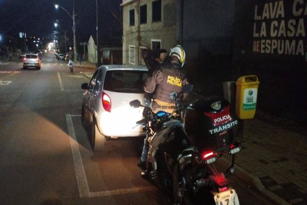 PM intensa fiscalização de trânsito em Cascavel, resultando em recolhimento de veículos e autuações