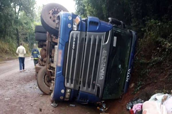 Caminhão tomba na PR-574 entre Cafelândia e Nossa Senhora da Penha