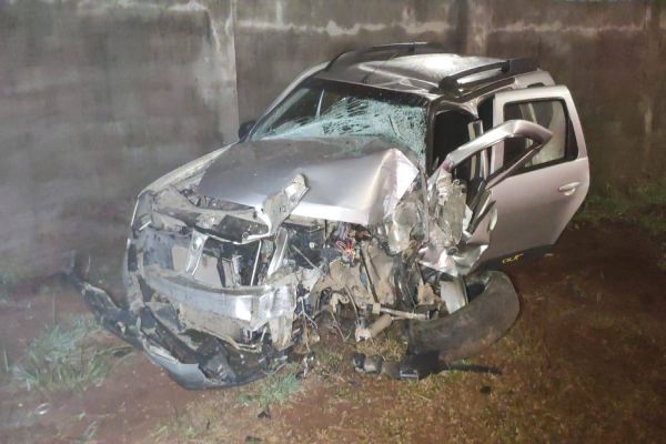 Duster colide violentamente contra muro de empresa na Estrada do Aeroporto, em Cascavel
