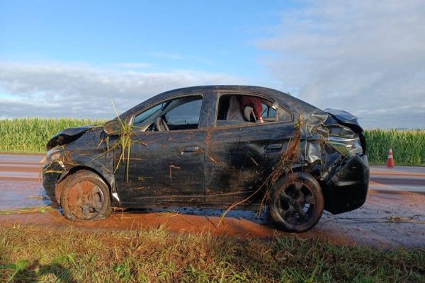 Duas pessoas ficam feridas em capotamento na BR-369 em Corbélia