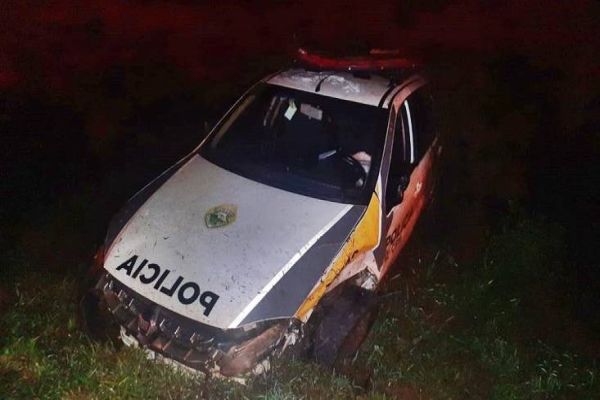 Colisão envolvendo viatura da Polícia Militar é registrada na PR-449, em Mangueirinha