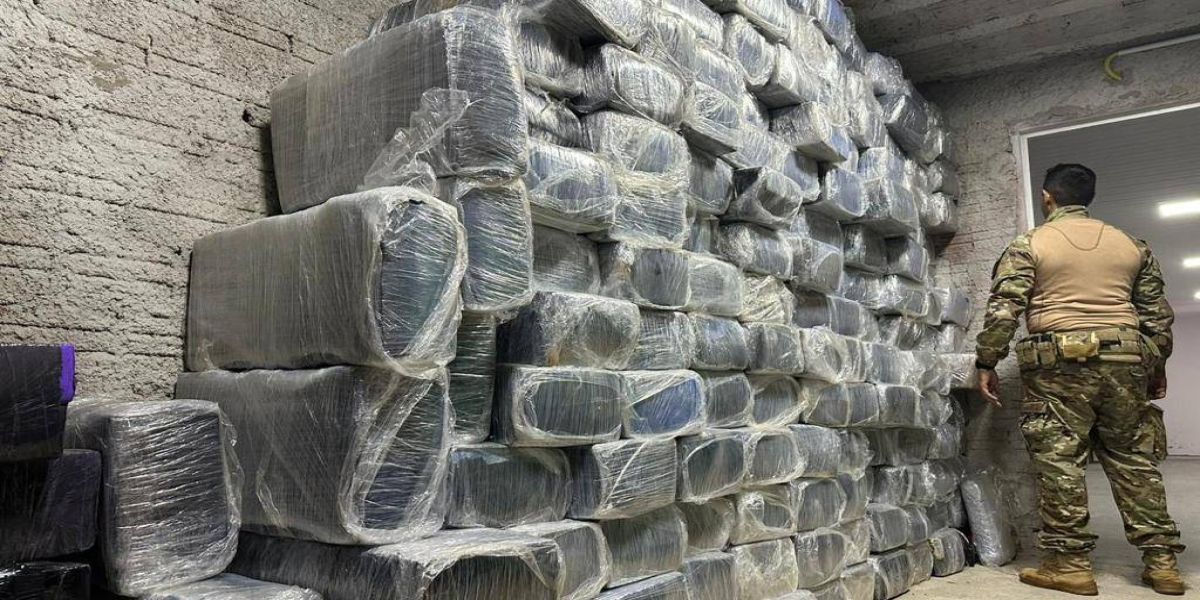 PRF realiza apreensão de grande quantidade de maconha em caminhão frigorífico no oeste do Paraná