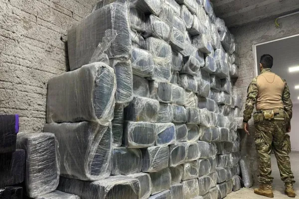Foto relacionada a notícia: PRF realiza apreensão de grande quantidade de maconha em caminhão frigorífico no oeste do Paraná