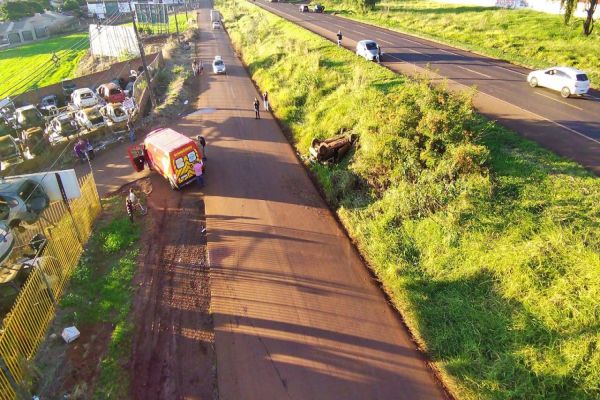 Uno capota após forte colisão na marginal da BR-369 em Cascavel