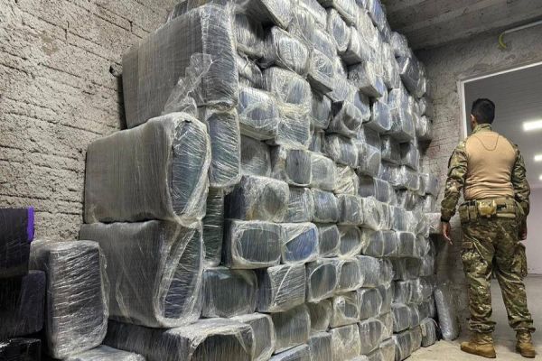 Imagem referente a notícia: PRF realiza apreensão de grande quantidade de maconha em caminhão frigorífico no oeste do Paraná