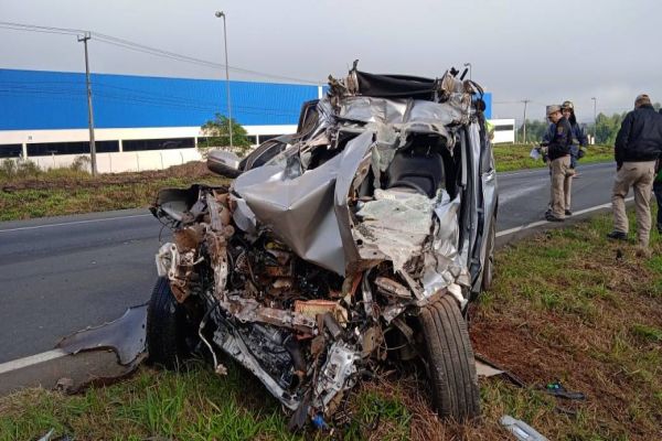 Idoso de 73 anos fica gravemente ferido após bater carro em caminhão na BR-376