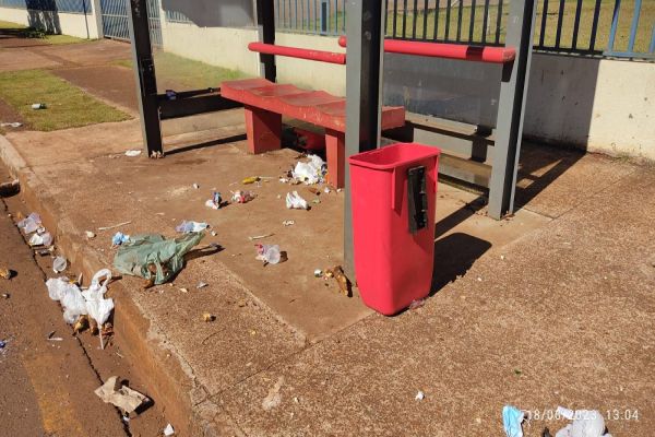 Homem é detido pela Guarda Municipal após vandalismo em ponto de ônibus no Conjunto Riviera