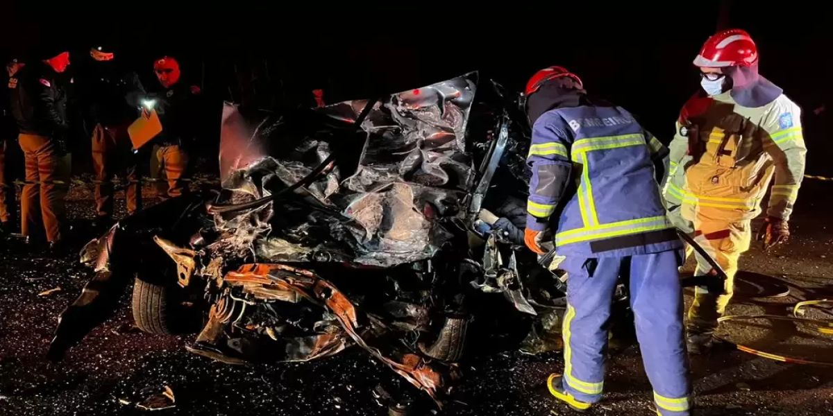 Adolescente de 14 anos morre após bater carro contra outros dois no Paraná; Seis ficaram ferido