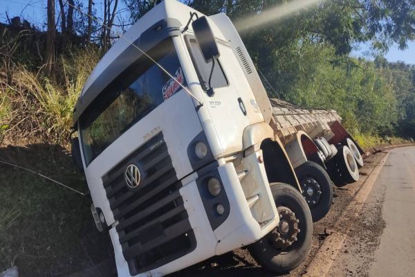 Caminhão tomba na PR-495 em Missal, sem vítimas