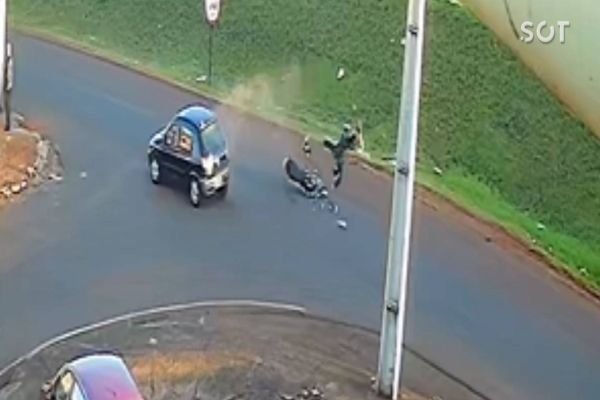 Imagem de câmera de monitoramento revela grave acidente na marginal da PRc-467, em Cascavel