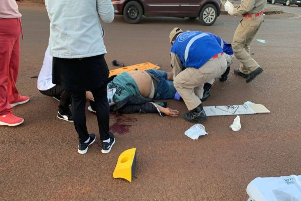 Imagem referente a notícia: Motociclista sofre fratura exposta em violenta colisão de trânsito na PRc-467 em Bairro Periolo