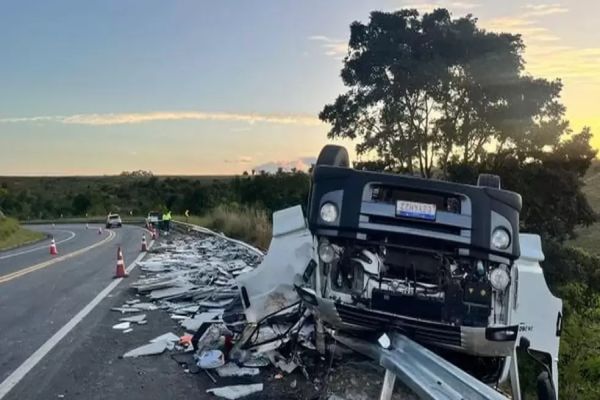 Jovem perde controle do veículo e é encontrado morto pelo pai às margens da rodovia BR-101