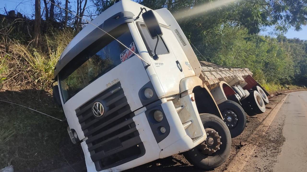 Caminhão tomba na PR-495 em Missal, sem vítimas