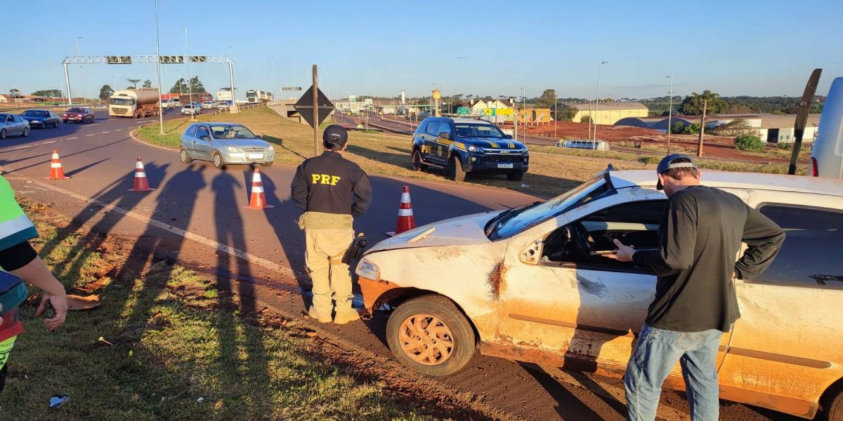Fiat Palio capota após colisão no Trevo Cataratas em Cascavel