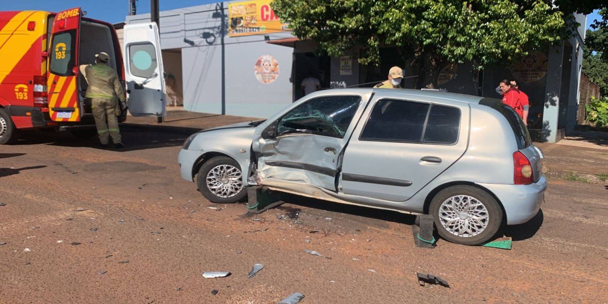 Idoso fica encarcerado após violenta colisão na Rua Europa em Cascavel