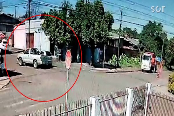 Câmera de monitoramento registra colisão de trânsito no bairro Morumbi, em Cascavel