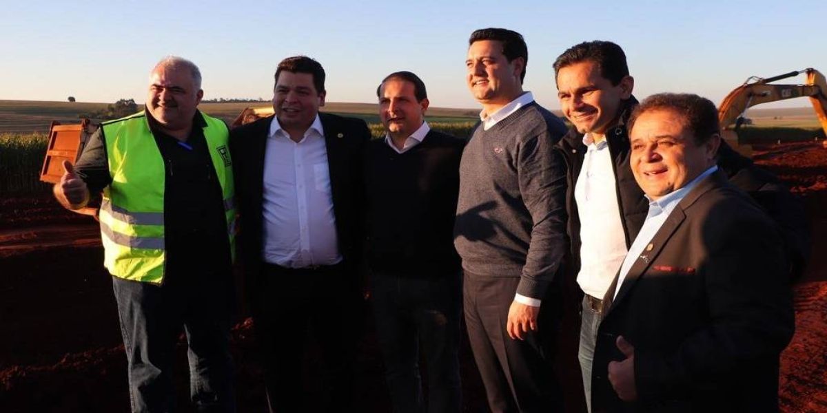 Obras de pavimentação da PR-239 no oeste do Paraná são vistoriadas pelo governador e lideranças