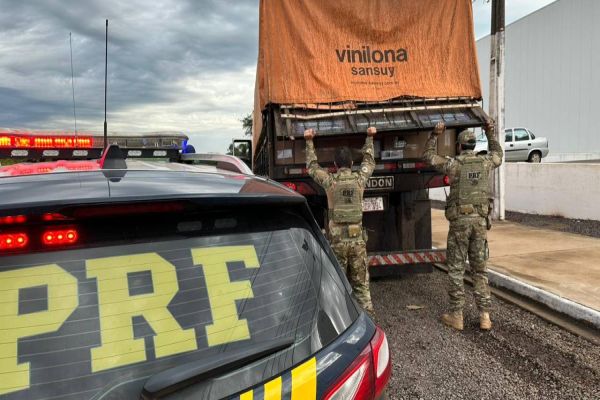 PRF apreende 300 mil maços de cigarros transportados em falso caminhão paraguaio