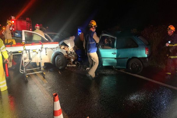 Imagem referente a notícia: Homem de 53 anos morre e duas pessoas ficam feridas em colisão frontal na BR-277 em Cascavel