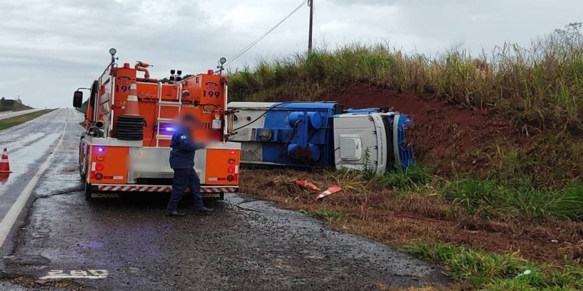 Caminhão tomba na BR-163 próximo à ponte do Rio Iguaçu, motorista sofre ferimentos leves