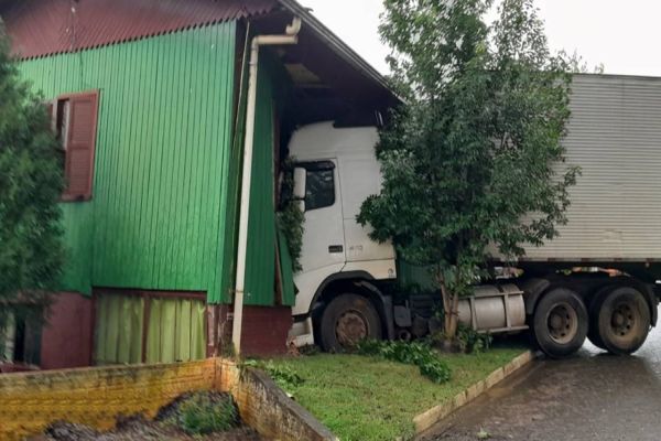Imagem referente a notícia: Caminhão desgovernado colide contra casa em Sulina; Por sorte ninguém ficou ferido