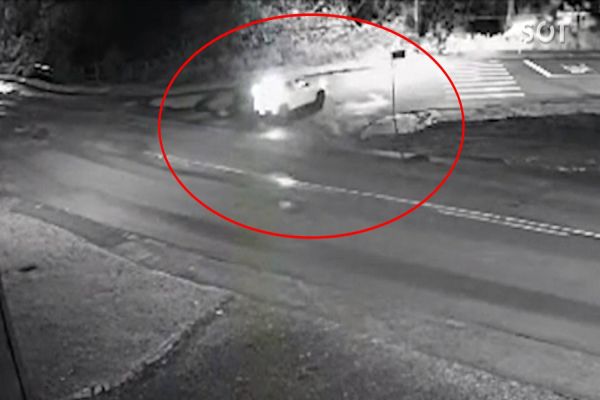 Imagem referente a notícia: Carro sai da pista e cai em riacho no bairro XIV de Novembro em Cascavel