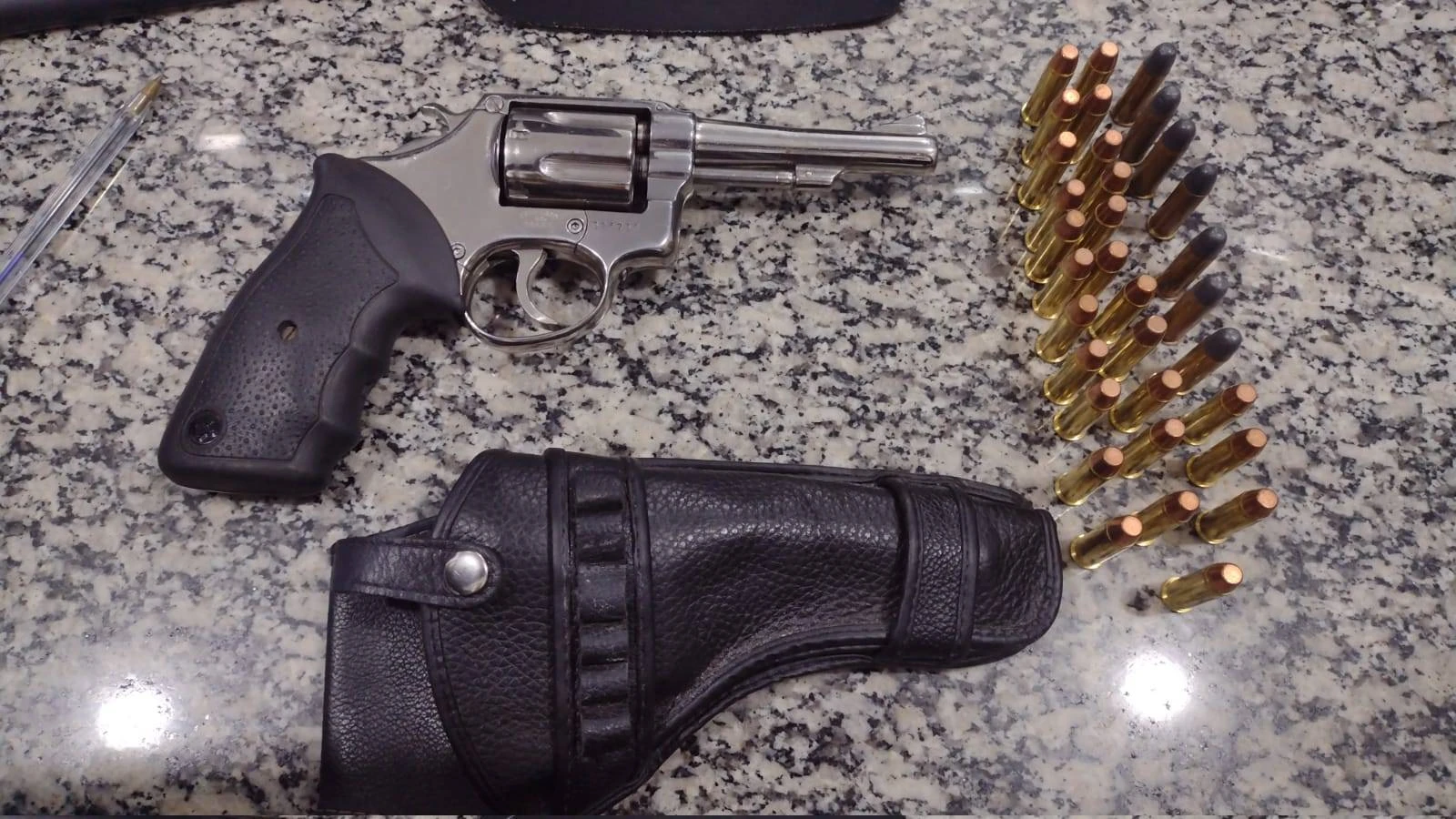 Foto relacionada a notícia: GDE apreende arma de fogo e munições com indivíduo no bairro Cascavel Velho