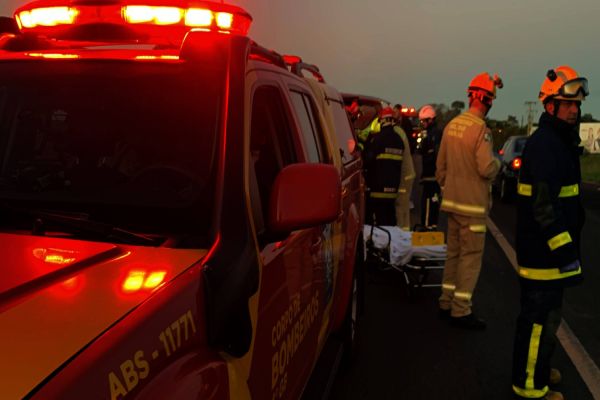Mulher de 45 anos é atropelada por carro na BR-277 e é socorrida pelos bombeiros