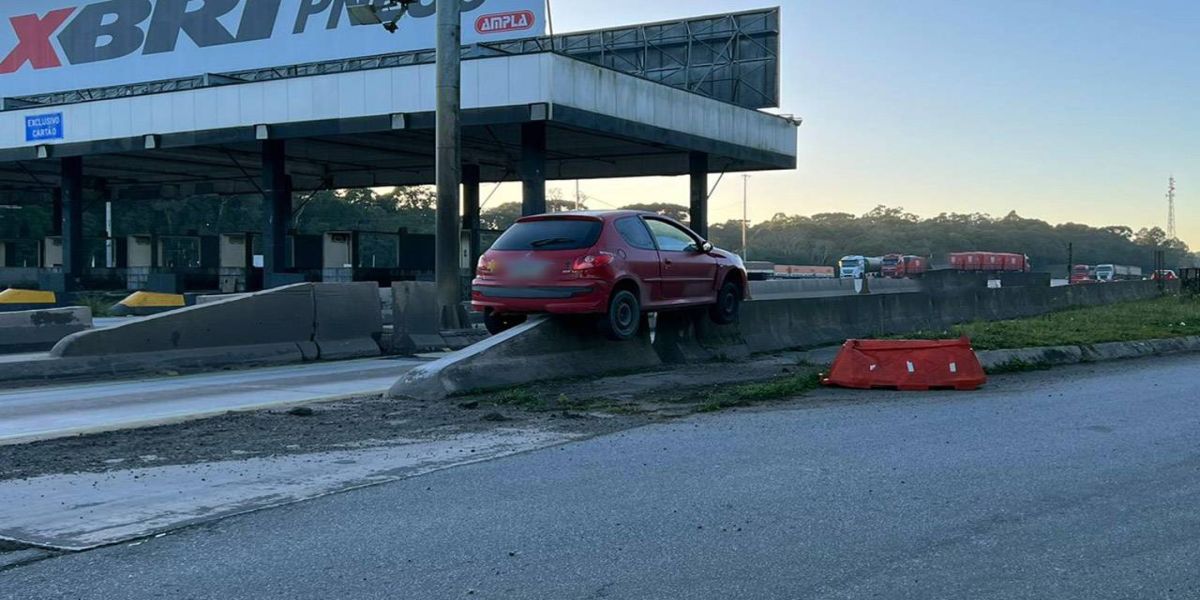 Motorista perde controle e sobe na mureta de praça de pedágio na BR-277