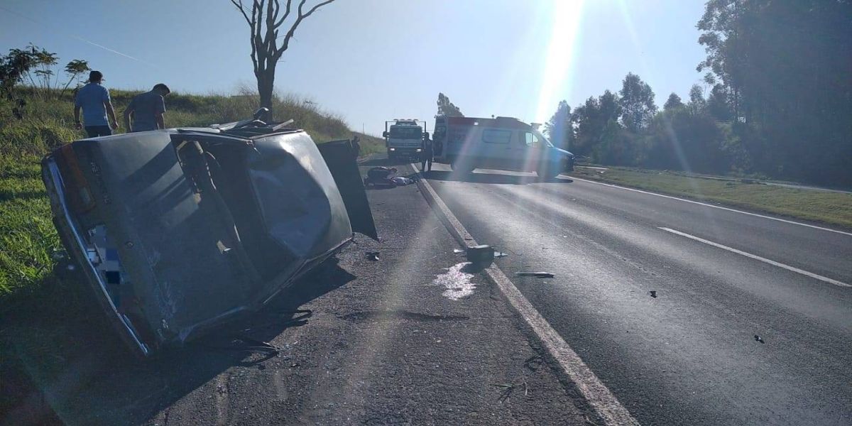 Idoso de 69 anos fica gravemente ferido após capotar Del Rey na BR- 376, em Nova Esperança
