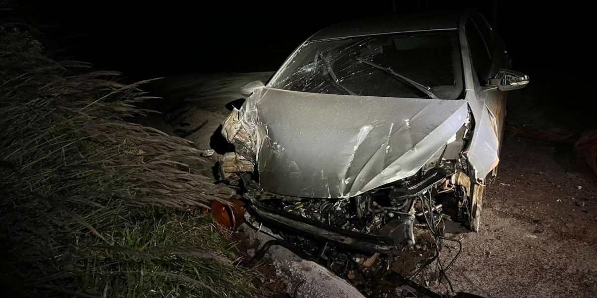 Polo fica destruído ao colidir contra caminhão na BR-163 em Cascavel