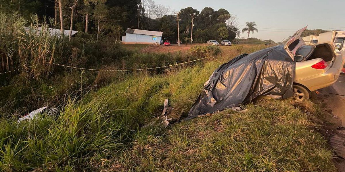 Quatro pessoas morrem e outras duas ficam feridas em violenta colisão frontal na BR-277 em Palmeira