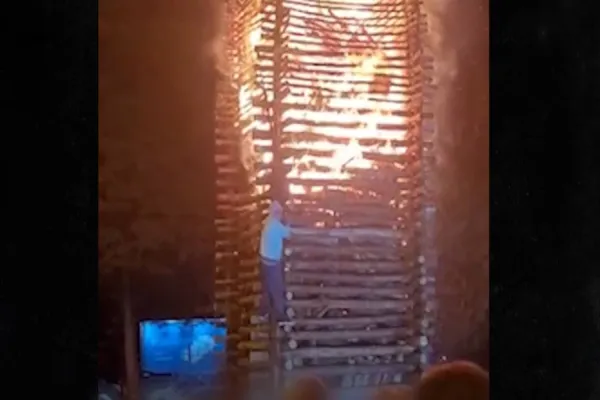 Foto relacionada a notícia: Homem escala fogueira de São João em "chamas" em Cascavel