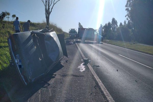 Idoso de 69 anos fica gravemente ferido após capotar Del Rey na BR- 376, em Nova Esperança